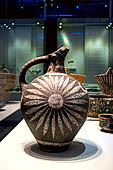 Museo di Heraclion. Brocca con becco obliquo e decorazione in stile kamares. Civilt minoica, XXI-XVIII secolo aC.  